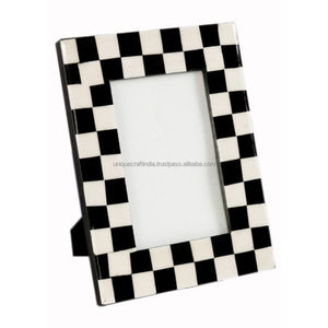 Cadre photo en bois fait main avec motif en résine à carreaux noir et blanc, décoration de table contemporaine pour la maison - Product Image 2