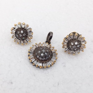 Parure de bijoux de mariée tendance en laiton plaqué or avec pendentif et boucles d'oreilles clous sertis de pierres précieuses taille princesse, certifiée IGI, pour cocktail - Product Image 2