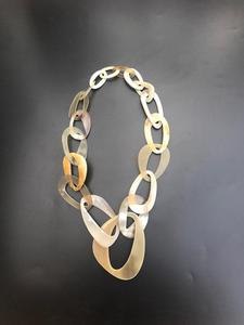 Collier moderne en corne naturelle, écologique, fait main, bijoux bohèmes élégants, pendentif tribal unique, chaîne à maillons faite à la main - Product Image 6
