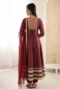 Traje Anarkali PRYOSHA EXPORT ZF5017, Tradicional, Color Granate, con Dupatta de Organza, Bordado Intenso, para Invierno, Graduación, Bodas y Fiestas - Product Image 4