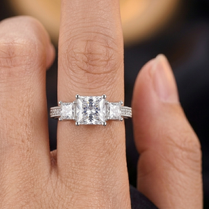 Anillo de Oro Blanco de 18K con Tres Piedras de Moissanita, Corte Radiante, Pavé, Anillo de Compromiso y Boda para Mujer - Product Image 2