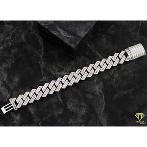 Pulsera de eslabones cubanos con diamantes de moissanita tipo baguette, fabricada en plata de ley 925 con diseño de lujo hip hop ancho y totalmente engastado. - Product Image 3