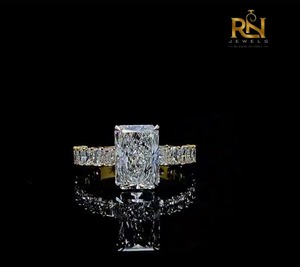 Anillo de compromiso de diamante radiante alargado de 2 CT cultivado en laboratorio, banda de oro macizo con piedras laterales y detalles ocultos. - Product Image 1