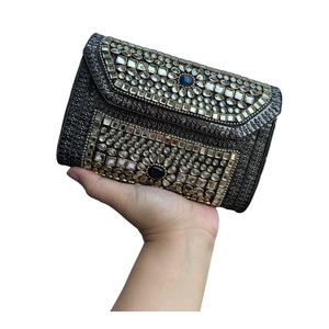 Bolso de mano de metal de lujo hecho a mano con diamantes de imitación y cierre de cremallera, bolso de noche de moda - Diseño artesanal duradero - Product Image 1