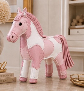 Figura de Caballo Rosa y Blanco de Cuero PU, Escultura Animal Decorativa, Colgante para Bolso con Cierre a Presión, para Regalo y Decoración del Hogar - Product Image 1