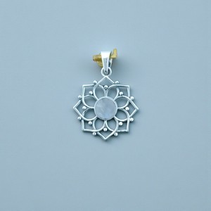 Pendentif en argent fin avec pierre de lune arc-en-ciel à motif floral, fait main, avec breloque en pierre précieuse, prix de gros, fourniture de bijoux en vrac - Product Image 1