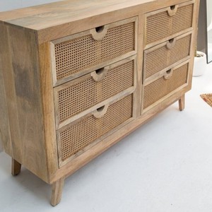 Aparador de Madera y Ratán Vandana Pebble Sierra con Seis Cajones para Interiores de Hogar Modernos y Elegantes - Product Image 4