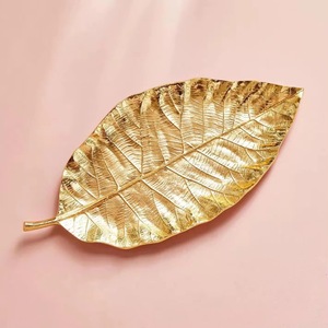 Plateau décoratif en laiton doré en forme de feuille avec poignée, plat de service artisanal moderne en métal - Product Image 4