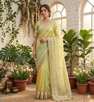 Sari en satin brodé Fendy avec travail de sequins de 3 mm, bordure brodée, blouse prête à porter, sari de créateur indien