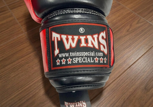 Gants de boxe en cuir de vache véritable faits à la main Twins Muay Thai Sanda MMA pour entraînement professionnel, sparring, respirants, avec sangle de poignet réglable - Product Image 5