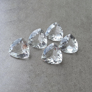 คริสตัลควอตซ์ธรรมชาติทรงสามเหลี่ยมเจียระไนแบบเหลี่ยมเพชรพลอย  ขายส่งทุกขนาด - Product Image 3