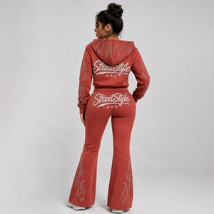 Ensemble de survêtement streetwear rouge personnalisé pour femme avec motif flamme en strass, sweat à capuche court et pantalon évasé - Product Image 5
