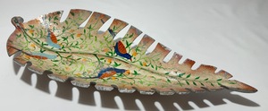 Plateau décoratif vintage en aluminium argenté peint, motif plume et feuille, en métal texturé, pour bibelots, bijoux et centre de table - Product Image 1