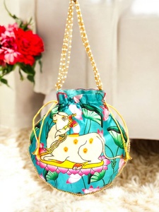 Sac Potli artisanal à imprimé vache et lotus avec poignée en perles, accessoire festif vibrant, art et symboles traditionnels indiens - Product Image 3