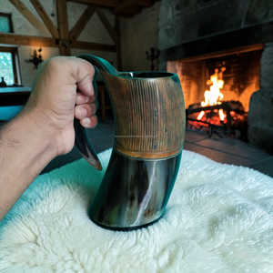 Jarra de cuerno Vikinga tallada a mano con diseño quemado, pulida, de cuerno de buey, para cerveza, vino o hidromiel, al mejor precio. - Product Image 4