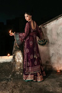 Vista detallada del vestido Anarklai pakistaní premium, un maxi largo en capas de color rosa melocotón pastel suave con un corte acampanado y ampliamente adornado. - Product Image 2