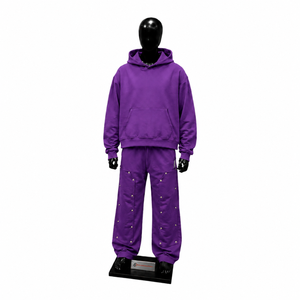 Ensemble de survêtement violet premium, sweat à capuche oversize avec pantalon cargo à clous, tenue streetwear unisexe, style urbain vibrant - Product Image 1