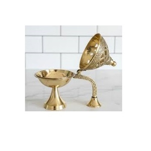 Quemador de Incienso Redondo de Latón Chapado en Oro con Diseño Floral de Uttar Pradesh para Decoración de Mesa en Fiestas de Cumpleaños - Product Image 1