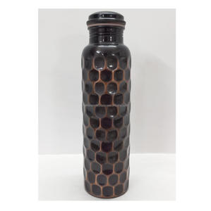 Botella de agua de cobre de calidad premium para beber regularmente, que apoya el equilibrio digestivo y beneficia el bienestar natural general. - Product Image 4