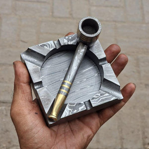 Cendrier artisanal en acier Damas à motif superposé unique, en métal, pour cigares et cigarettes, accessoire de fumeur robuste - Product Image 1