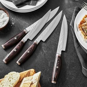 Ensemble de couteaux à steak avec manche brun foncé, lames texturées argentées et détails rivetés, dans une boîte de rangement en bois pour la table - Product Image 6