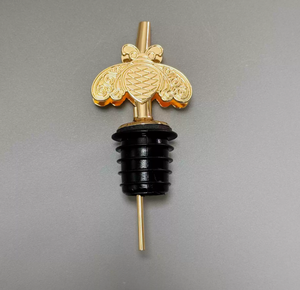 Verseur à vin en forme d'abeille à double couche, personnalisé en usine, en alliage de zinc fabriqué par moulage sous pression et gravure fine en relief. - Product Image 6