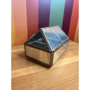 Caja de vidrio y metal de calidad garantizada, una pieza atemporal que se integra perfectamente con interiores contemporáneos y vintage. - Product Image 1