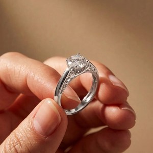 Bague solitaire en moissanite ronde 1 carat, très demandée, unisexe, en argent 925, pour un cadeau d'anniversaire ou de promesse pour votre partenaire. - Product Image 2