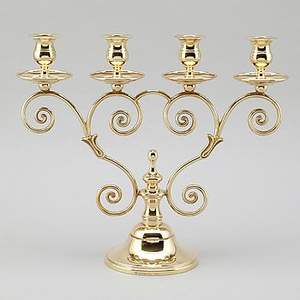 Grand candélabre décoratif en métal pour l'agencement de table de mariage, avec un élégant cadre décoratif à plusieurs bras - Product Image 3