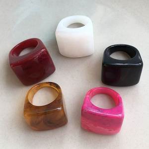 Bague en résine époxy faite à la main, bijoux de mode personnalisés pour femmes et filles, bague unique pour un style décontracté et pour offrir en cadeau - Product Image 1
