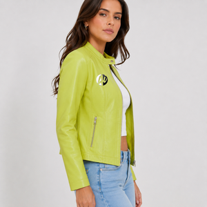 Chaqueta de cuero para mujer con un estilo elegante, acabado premium y ajuste cómodo, ideal para viajes, trabajo y reuniones informales. - Product Image 2