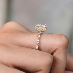 Anillo de Compromiso con Diamante de Corte Radiante Hecho a Mano, Engaste de Oro de 18K, Joyería Fina Clásica para Mujer - Product Image 3