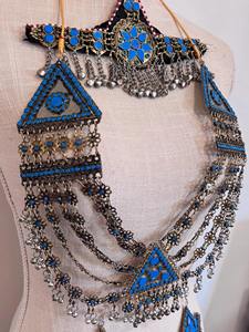 Conjunto de collar tradicional de la tribu Kuchi con piedras azules turquesa, cadenas pesadas, campanas y pendientes grandes, estilo bohemio nómada. - Product Image 3