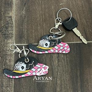 Porte-clés de créateur haut de gamme en cuir de vachette fait main, motif chapeau et cartes à jouer, style western poker, breloque de sac, cadeau, vente en gros - Product Image 1