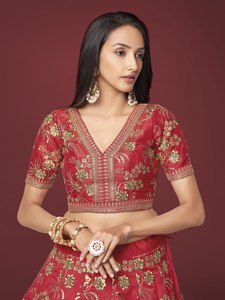 Conjunto de Lehenga Bordado Floral Borgoña, Traje de Boda, Blusa Anarkali, Dupatta de Tela, Vestido de Novia para Festivales, Rivaayat House, En Stock - Product Image 6