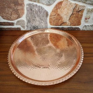 Bandeja redonda de metal con acabado de cobre martillado, adecuada para servir aperitivos, té, café y para el servicio de invitados, procedente de la India. - Product Image 1