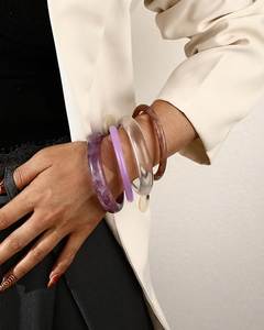 Bracelet en résine fait main avec un design floral et des confettis, magnifique accessoire cadeau pour femme - Product Image 1