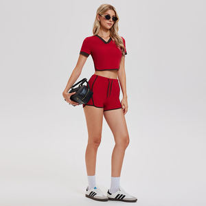 Ensemble de sport pour femme OEM : T-shirt ajusté col en V et short Dolphin à bordure contrastante, séchage rapide, idéal pour le fitness - Product Image 4