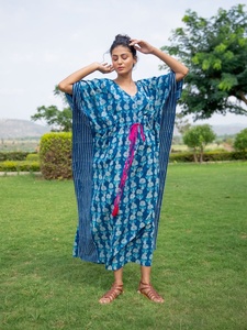 เดรสคาฟตันสำหรับผู้หญิงเดรสยาวสีน้ำเงินลูกไม้คอวีพิมพ์ลายดอกไม้เข้ารูปยาวถึงพื้น - Product Image 3