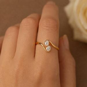 Anillo de compromiso de oro puro de 14K Toi et Moi con diamante ovalado de laboratorio, anillo de boda de dos piedras con diseño de pasamanos, regalo de aniversario para ella, venta al por mayor - Product Image 4