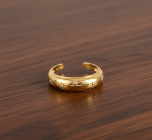 Bague pour femme en argent sterling 925 plaqué or, ajustable, avec étoiles classiques serties en clos et zircone cubique blanche - Product Image 4