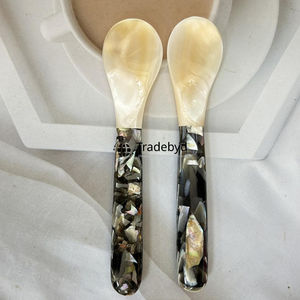 Cuillère de service de luxe en nacre incrustée, faite à la main, pour une table élégante par Tradebyd - Product Image 2