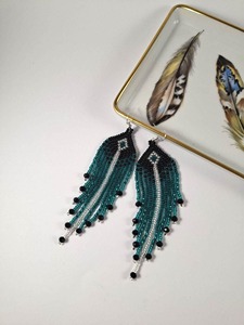 Boucles d'oreilles artisanales perlées, tendance, bleu sarcelle, noir, argent, à franges, pendantes, bijoux de déclaration - Product Image 2