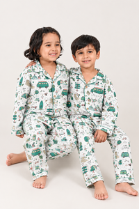 Passendes bedrucktes Pyjama-Set für Kinder, Jungen und Mädchen, langärmliges Schlafanzug-Set mit Knopfleiste, süßes Cartoon-Auto-Print-Nachtwäsche-Set - Product Image 6