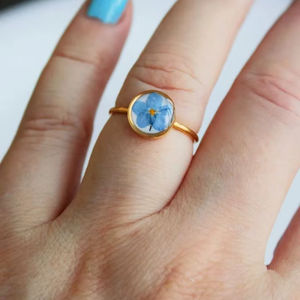 Bague en corne avec fleurs séchées naturelles préservées, style animal, faite à la main, tendance et élégante avec des fleurs préservées uniques - Product Image 1