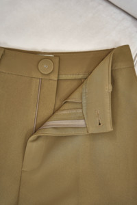Ensemble pantalon deux pièces uni pour femme, tenue de bureau, haut à manches courtes ceinturé et pantalon évasé en spandex extensible, boutonné, OEM ODM NELLY - Product Image 5
