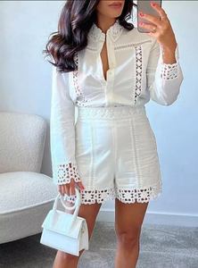 Ensemble coordonné 3 pièces blanc pour femme en broderie anglaise avec blazer, bralette et short taille haute en dentelle crochetée - Product Image 2