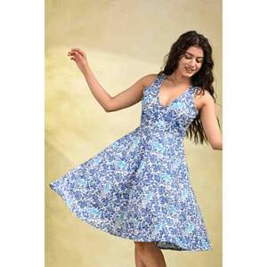 Robe d'été décontractée pour femme, bleue à motifs floraux, éco-responsable, en coton, coupe trapèze, sans manches, col en V, longueur genou - Product Image 4