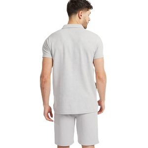 Ensemble de détente deux pièces pour homme personnalisé, vert olive, t-shirt et short avec poche et détails contrastés élégants, ensemble décontracté pour homme - Product Image 4