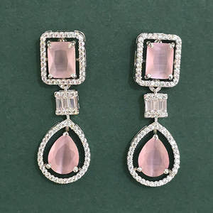 Boucles d'oreilles pendantes Kanhai Jewels pour femme avec zircon taille princesse, base en laiton plaqué rhodium - Fabriqué au Maharashtra Modèle 443967 - Product Image 6